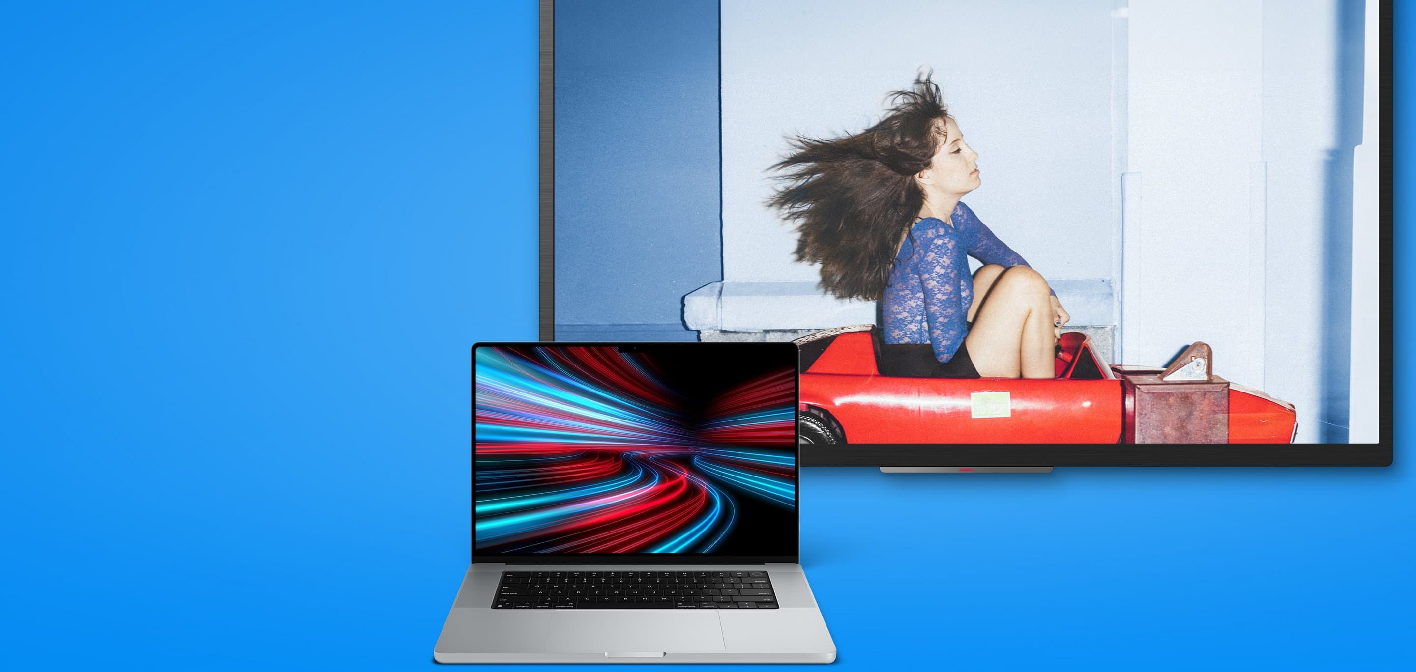 NetCologne Kombipaket: Internet und TV Laptop mit farbigem Display im Vordergrund, im Hintergrund ein Bildschirm mit einer Person in einem roten Spielzeugauto vor blauem Hintergrund.