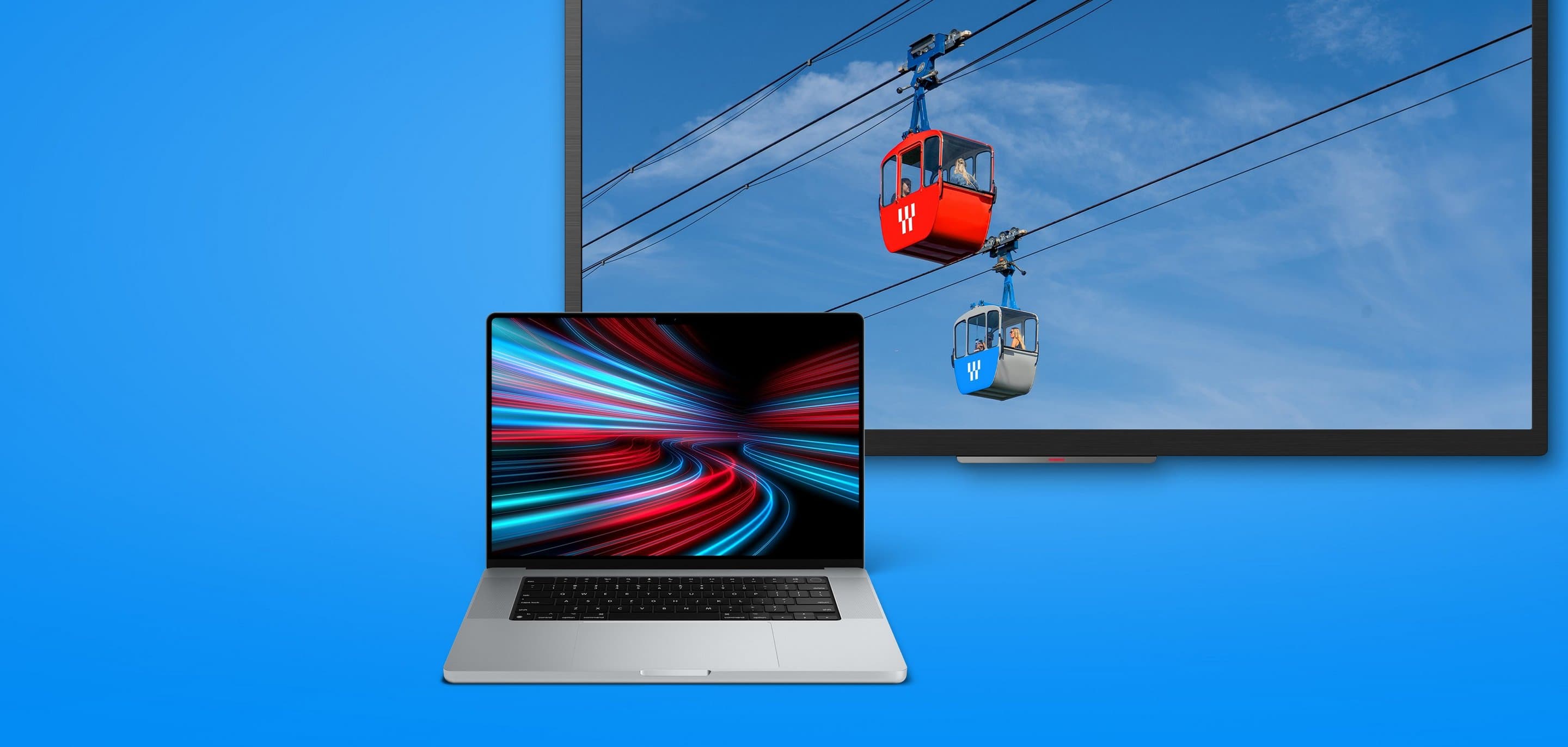 Kombipaket Internet und TV Vor einem blauen Hintergrund stehen ein Laptop mit farbigem Display und ein großer Bildschirm, der zwei Seilbahnkabinen mit Passagieren zeigt.
