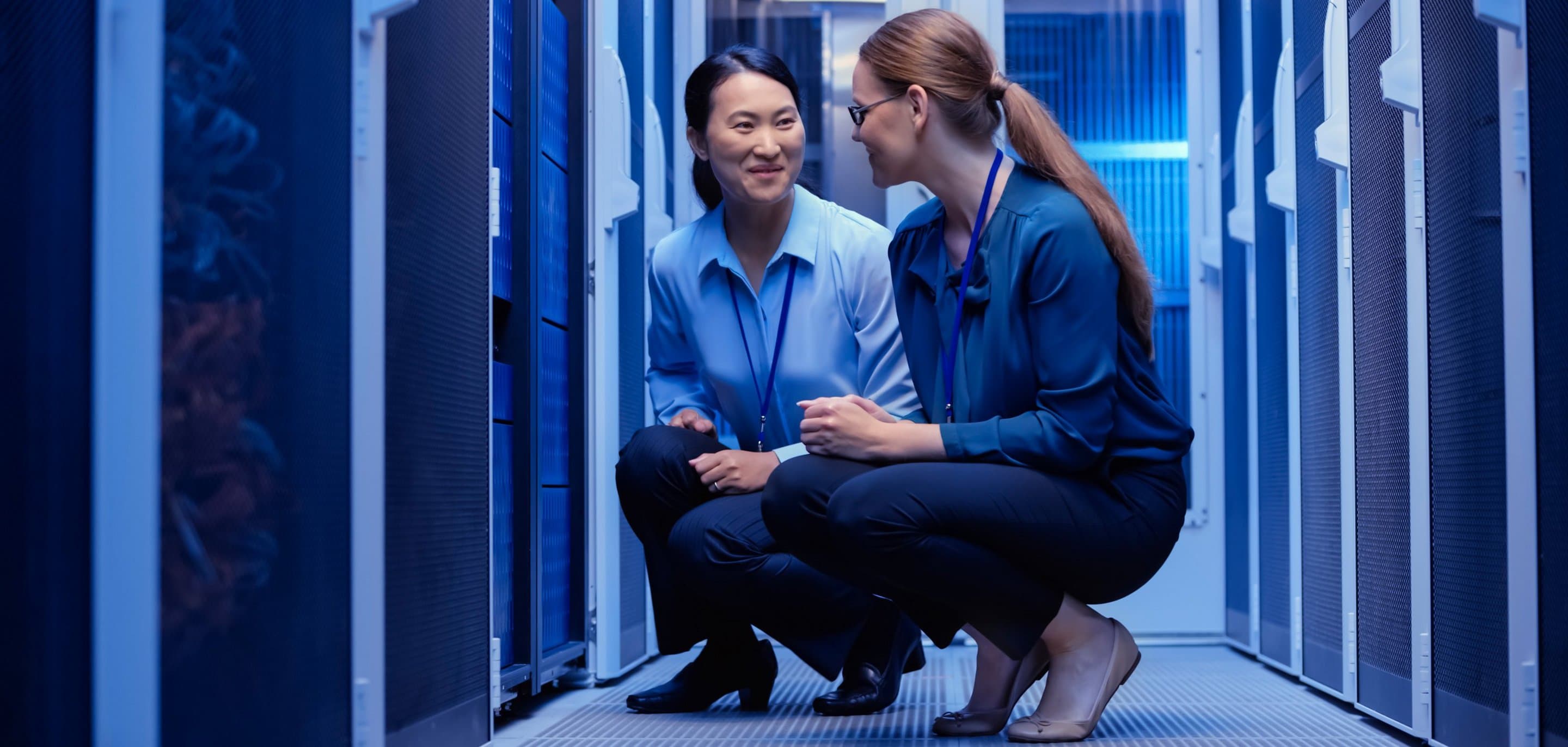 IT-Infrastruktur Symbolfoto von zwei Menschen im Rechenzentrum für unsere Produkt IT-Infrastruktur