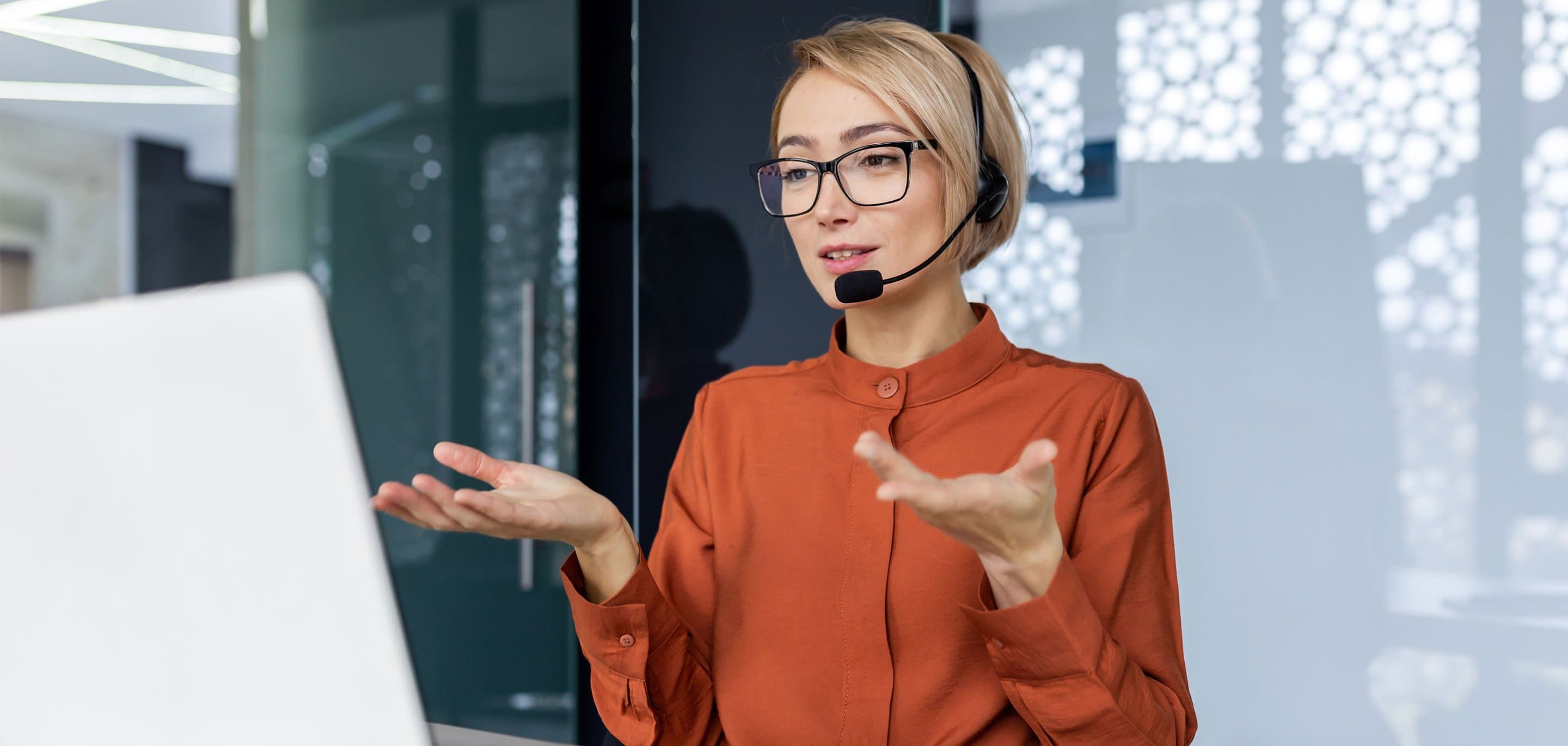 Symbolbild für virtuelle Telefonanlagen Frau telefoniert per Headset