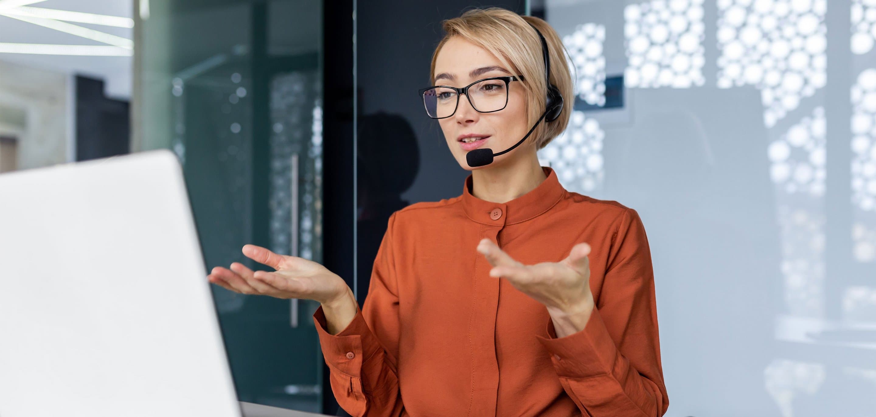Symbolbild für virtuelle Telefonanlagen Frau telefoniert per Headset