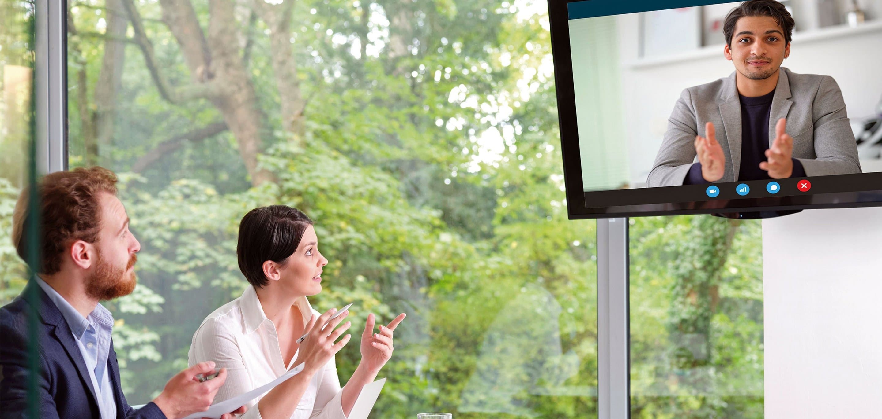 Symbolbild für Microsoft 365 Mehrere Büromitarbeiter in einer Videokonferenz.