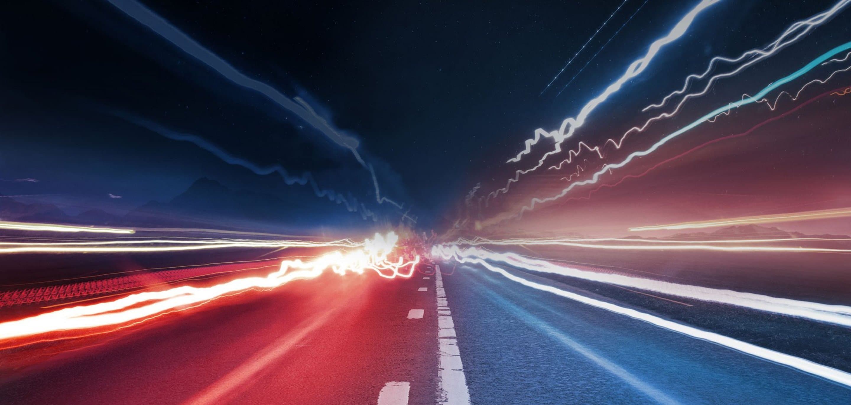 Nächtliche Straße mit Lichtspuren. Symbolfoto für SIP-Trunk