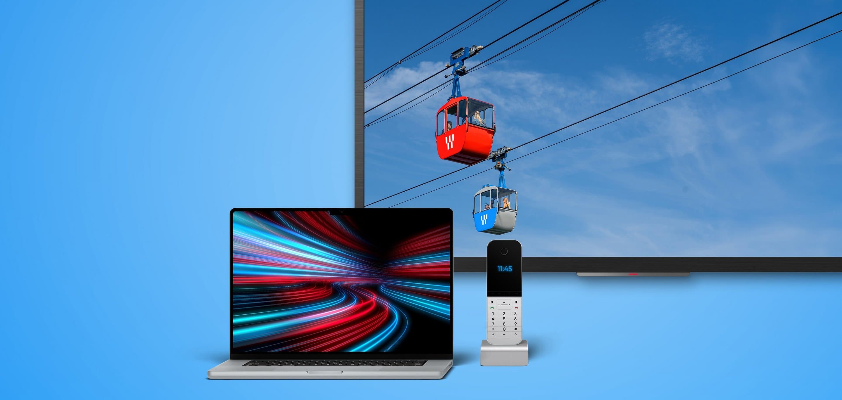 Kombipaket Internet, Telefon und TV Vor einem blauen Hintergrund stehen ein Laptop mit farbigem Display, ein Telefon und ein Fernseher mit zwei Seilbahnkabinen.