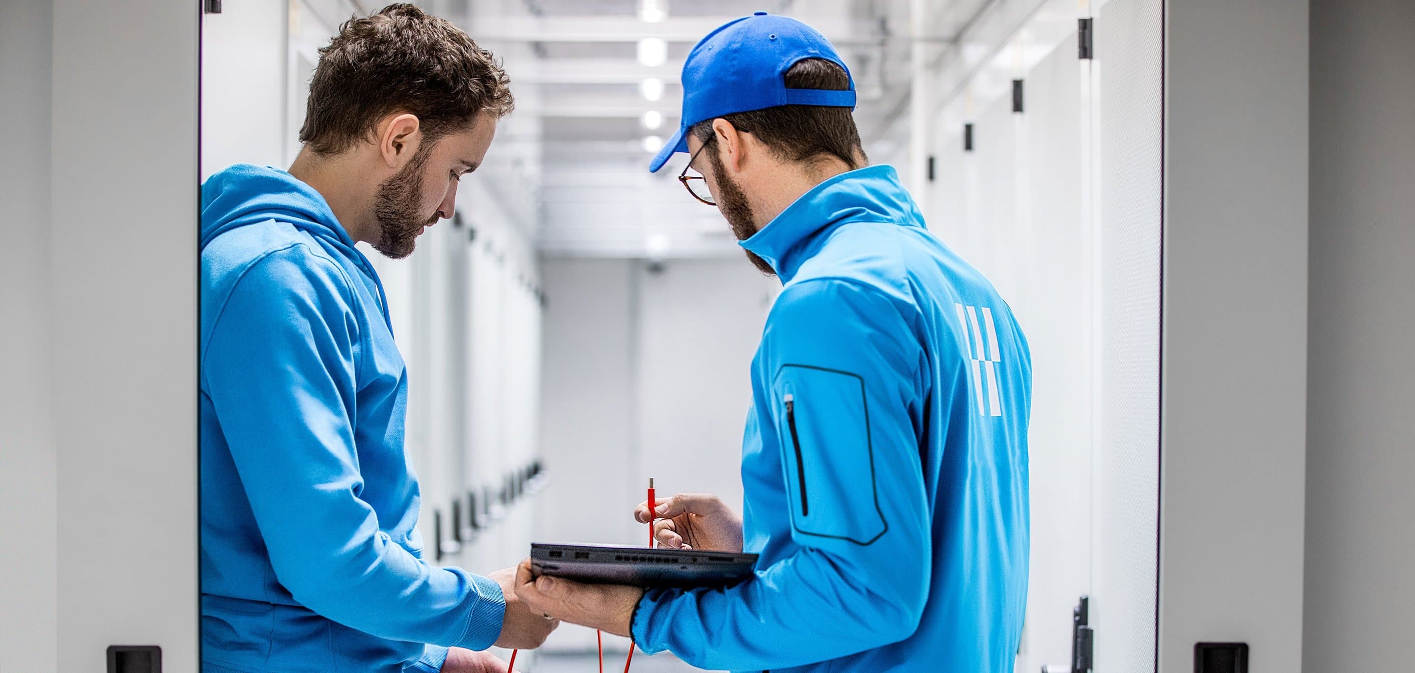 Interconnection Zwei Techniker im Rechenzentrum