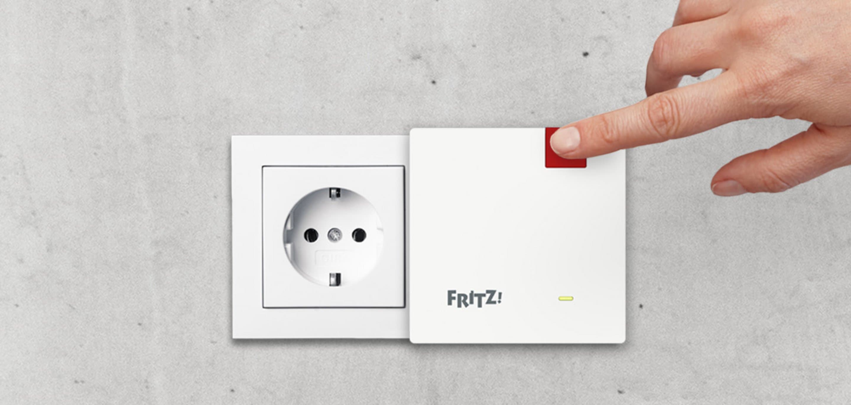 Graue Wand mit einer Steckdose und daneben der Repeater1200AX