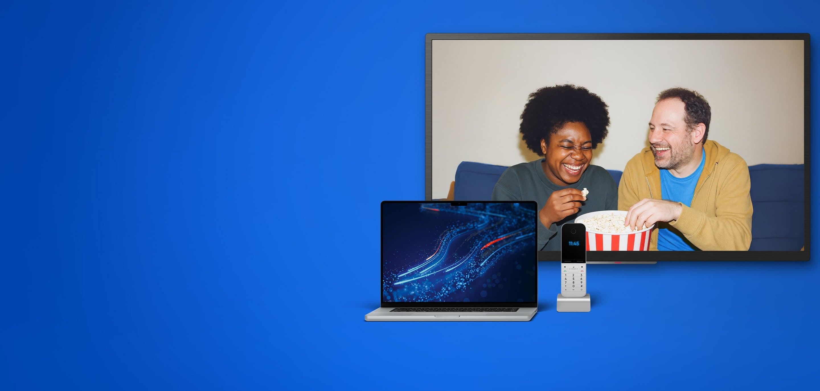 Glasfaser-Internet mit TV und Telefon Blauer Hintergrund mit aufgeklapptem Laptop, einem Telefon und einem Fernseher auf dem zwei Personen zu sehen sind und Popcorn essen.