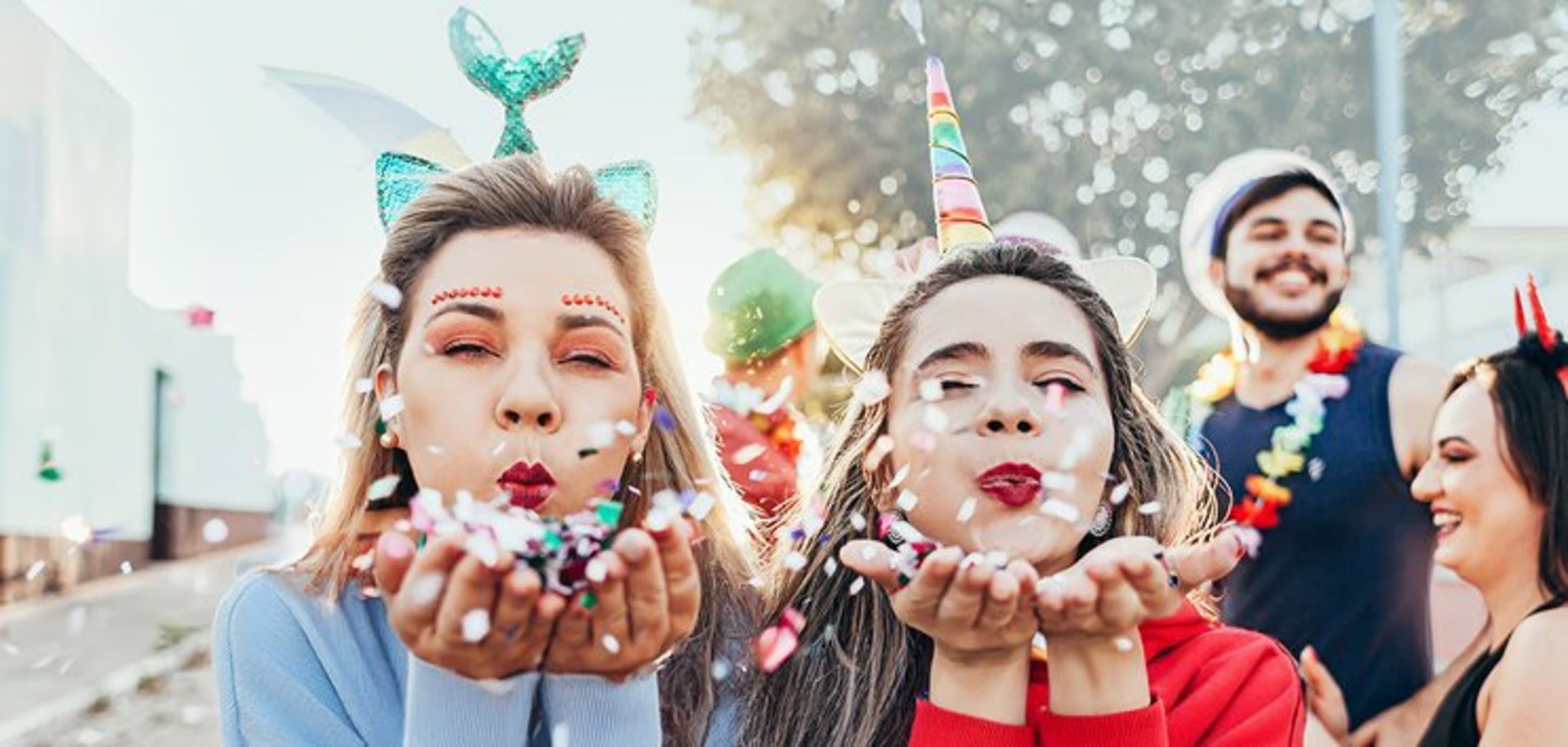 Freunde werben 200 Euro Praemie Zwei verkleidete Frauen pusten Konfetti