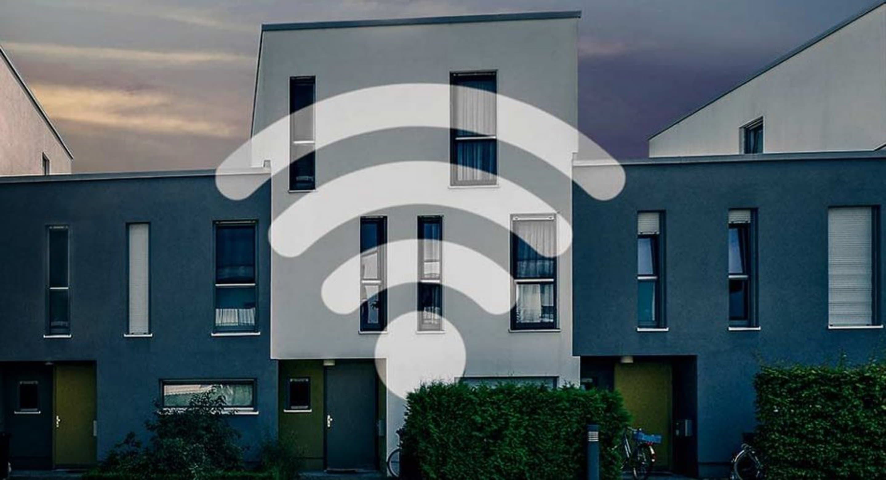 Häuserfront auf der ein WLAN-Symbol abgebildet ist.