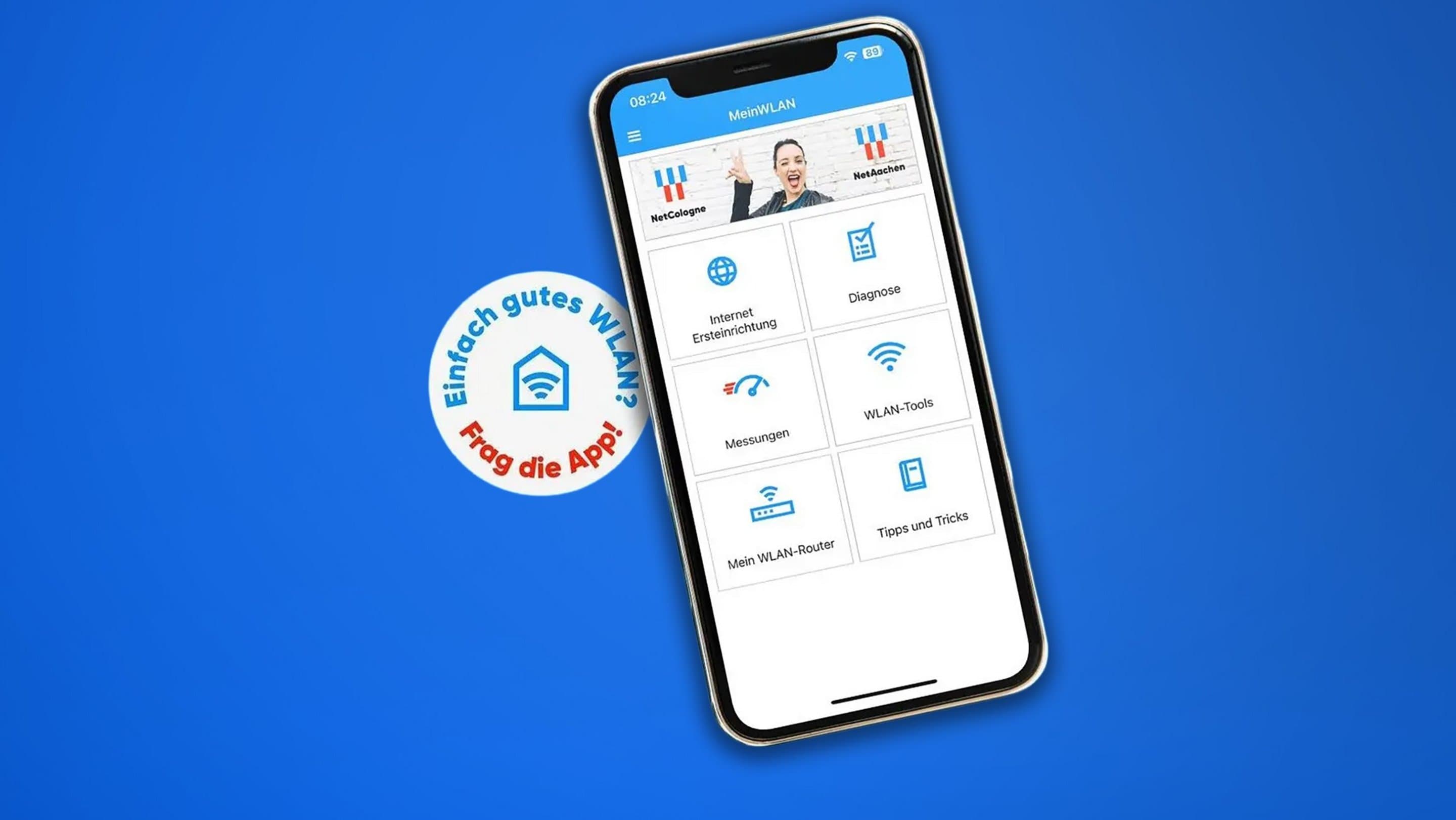 Blauer Hintergrund auf dem ein Sticker mit der Aufschrift "Einfach gutes WLAN?" Frag die App!" klebt. Neben dem Sticker ist ein Smartphone mit der geöffneten MeinWLAN-App zu sehen.