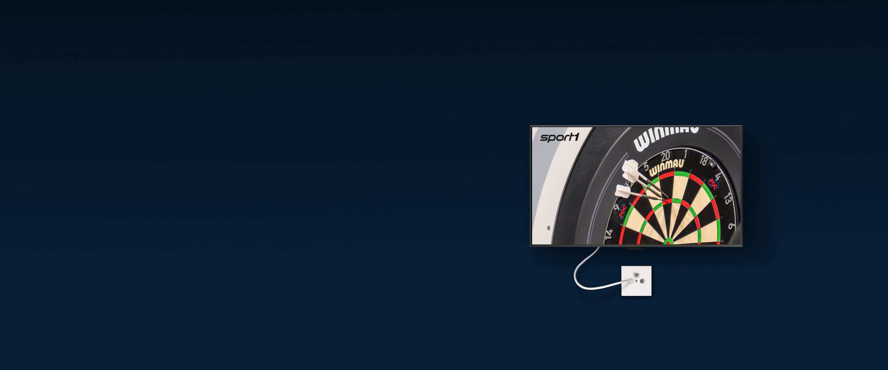 Fernseher mit laufender Sportsendung und angeschlossenem TV‑Kabel an einer Antennendose