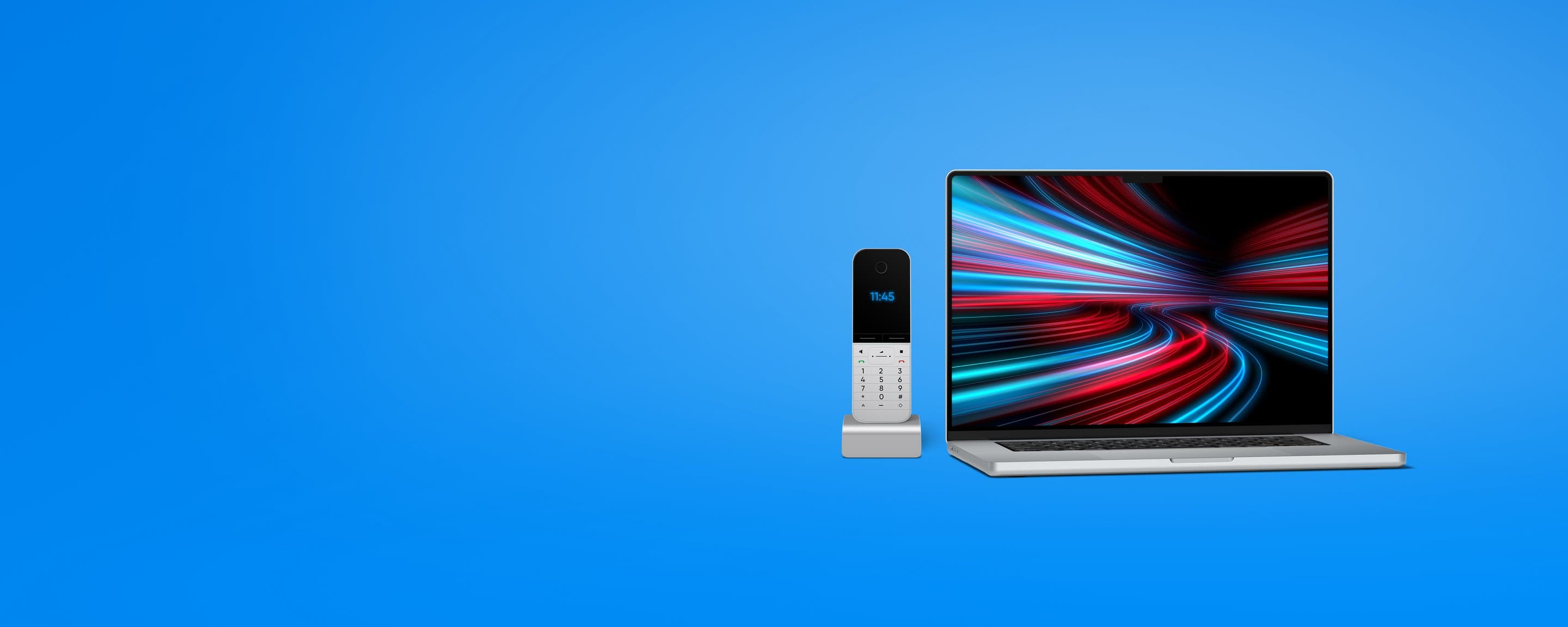 NetCologne Kombitarif Internet und Telefon Aufgeklappter Laptop und Telefon auf blauem Hintergrund.