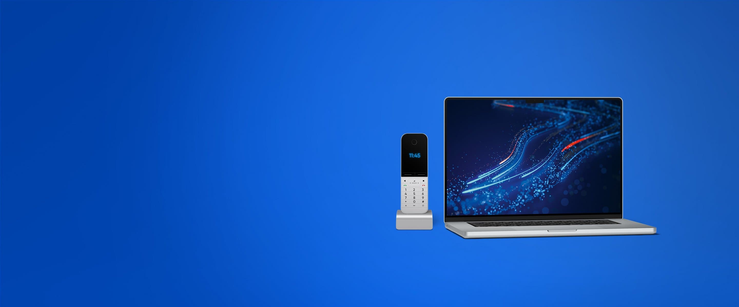 DSL-/Kabel-Internet und Telefon Blauer Hintergrund mit aufgeklapptem Laptop und einem Telefon.