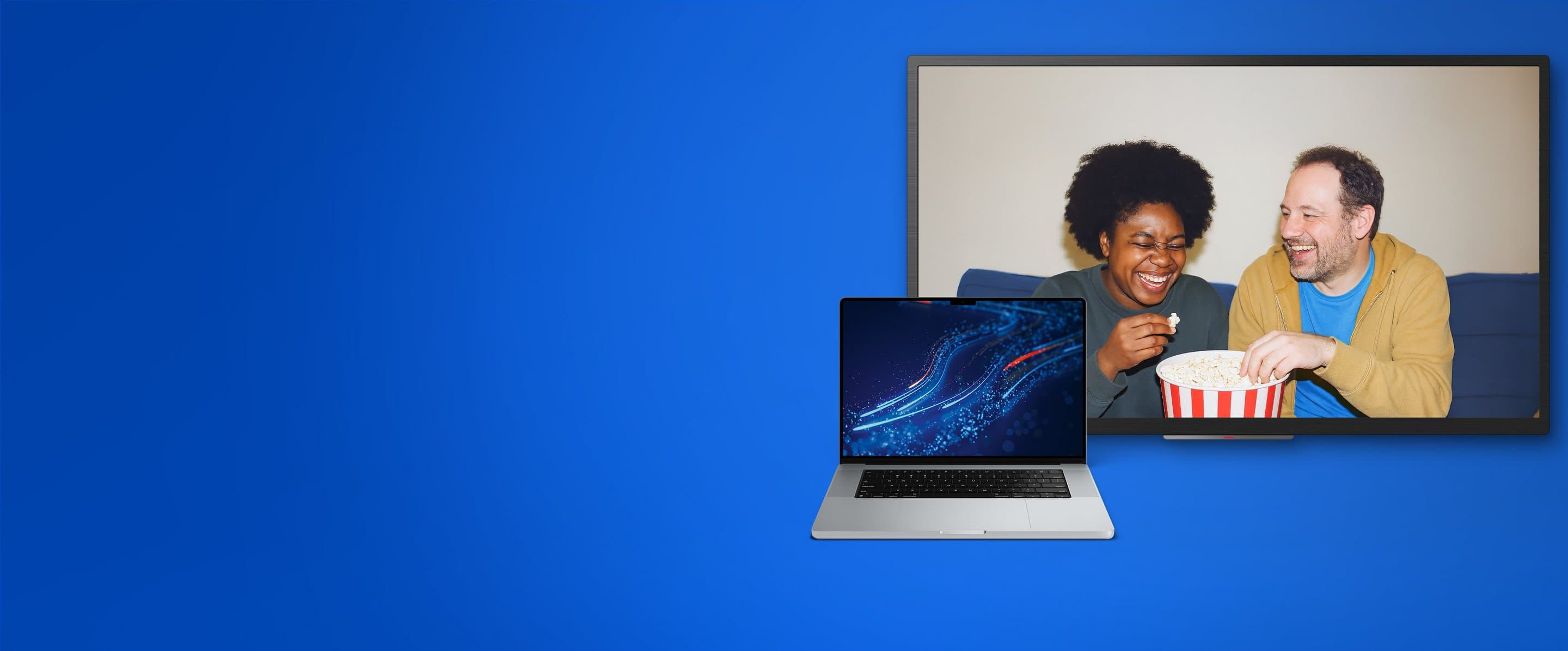 Glasfaser-Internet mit TV Blauer Hintergrund mit aufgeklapptem Laptop und einem Fernseher auf dem zwei Personen zu sehen sind und Popcorn essen.