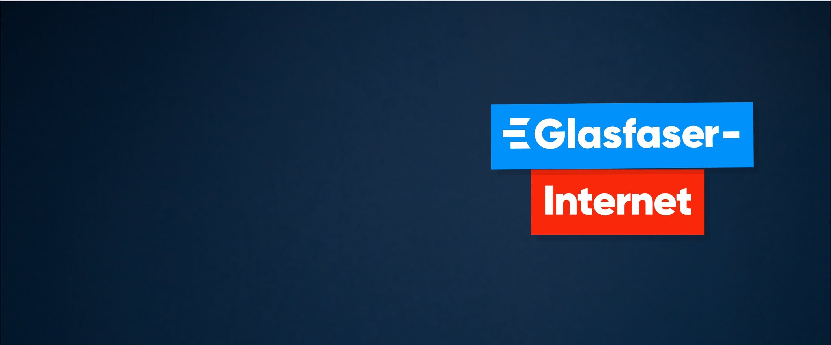 Glasfaser-Internet Dunkelblauer Hintergrund und farbige Banner mit den Worten „Glasfaser-“ in Blau und „Internet“ in Rot.