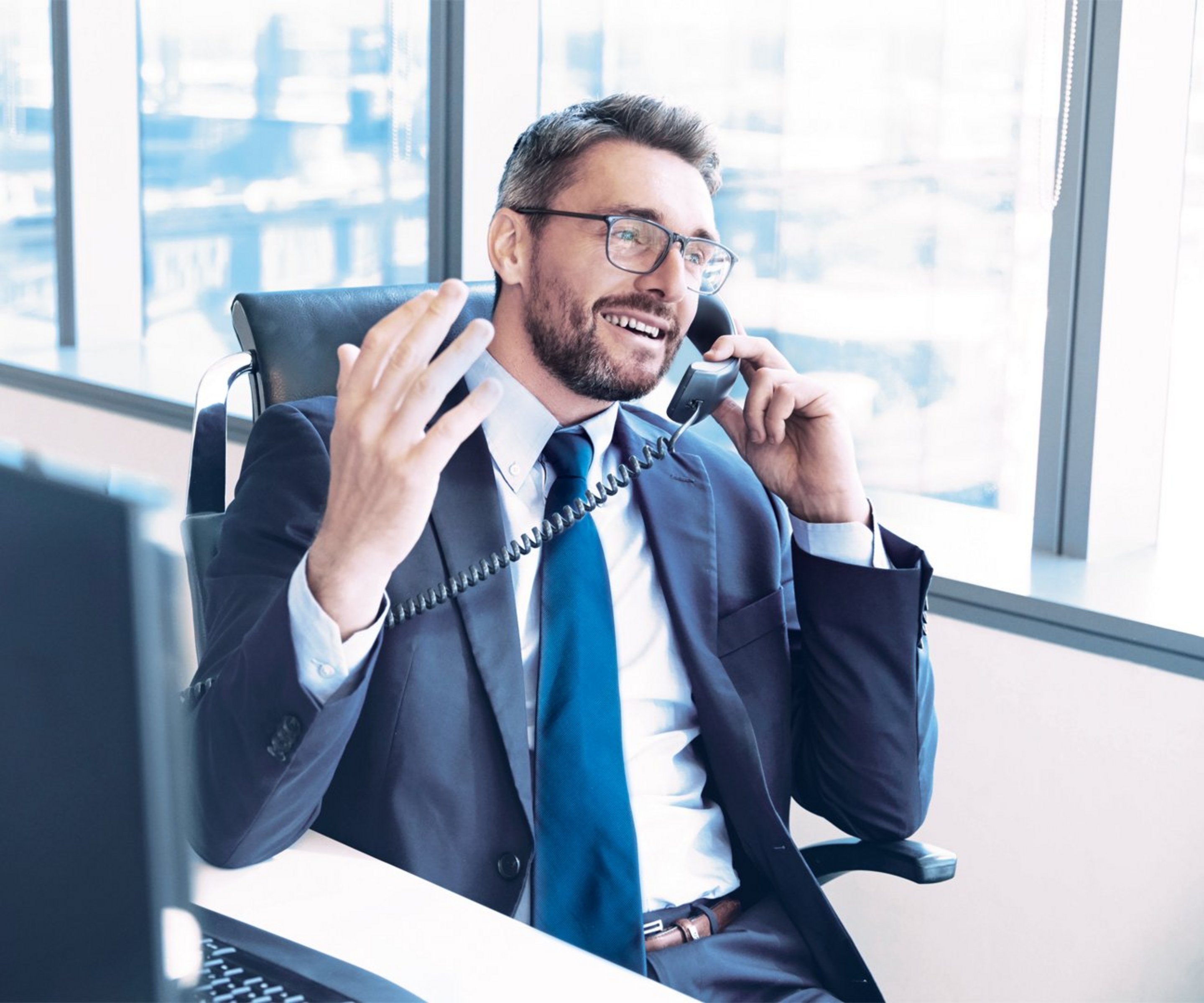 Mann telefoniert im Büro mit Hosted PBX.