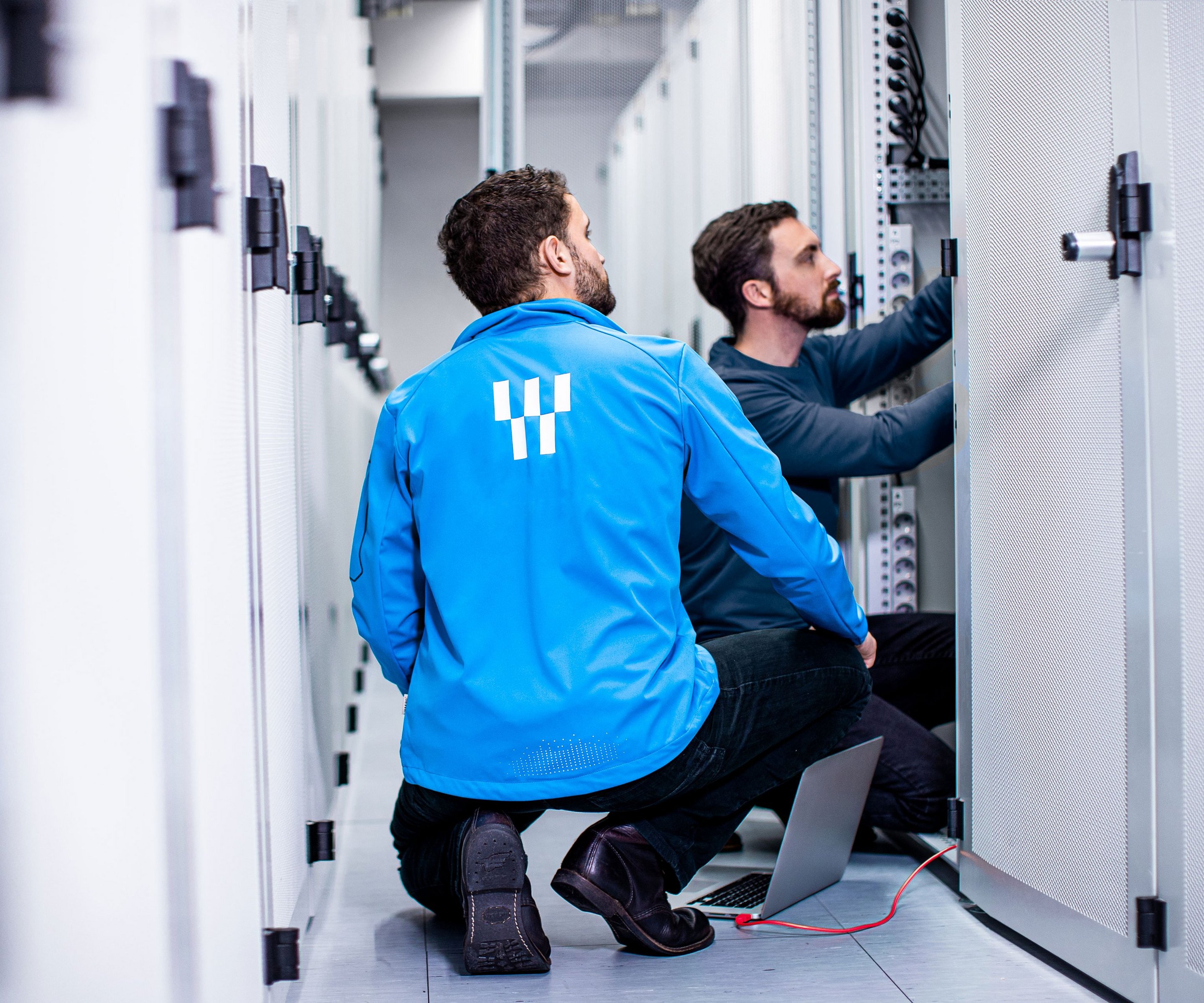 Techniker im Rechenzentrum